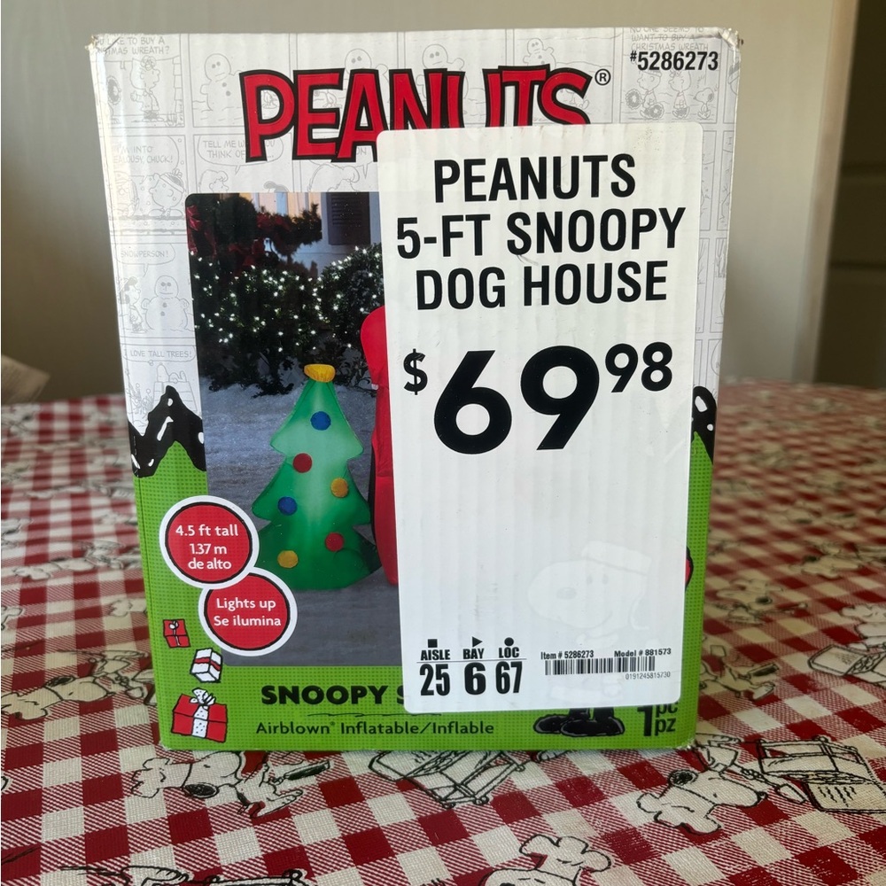 Peanuts 5-ft Snoopy Dog House Inflatable & floor mats